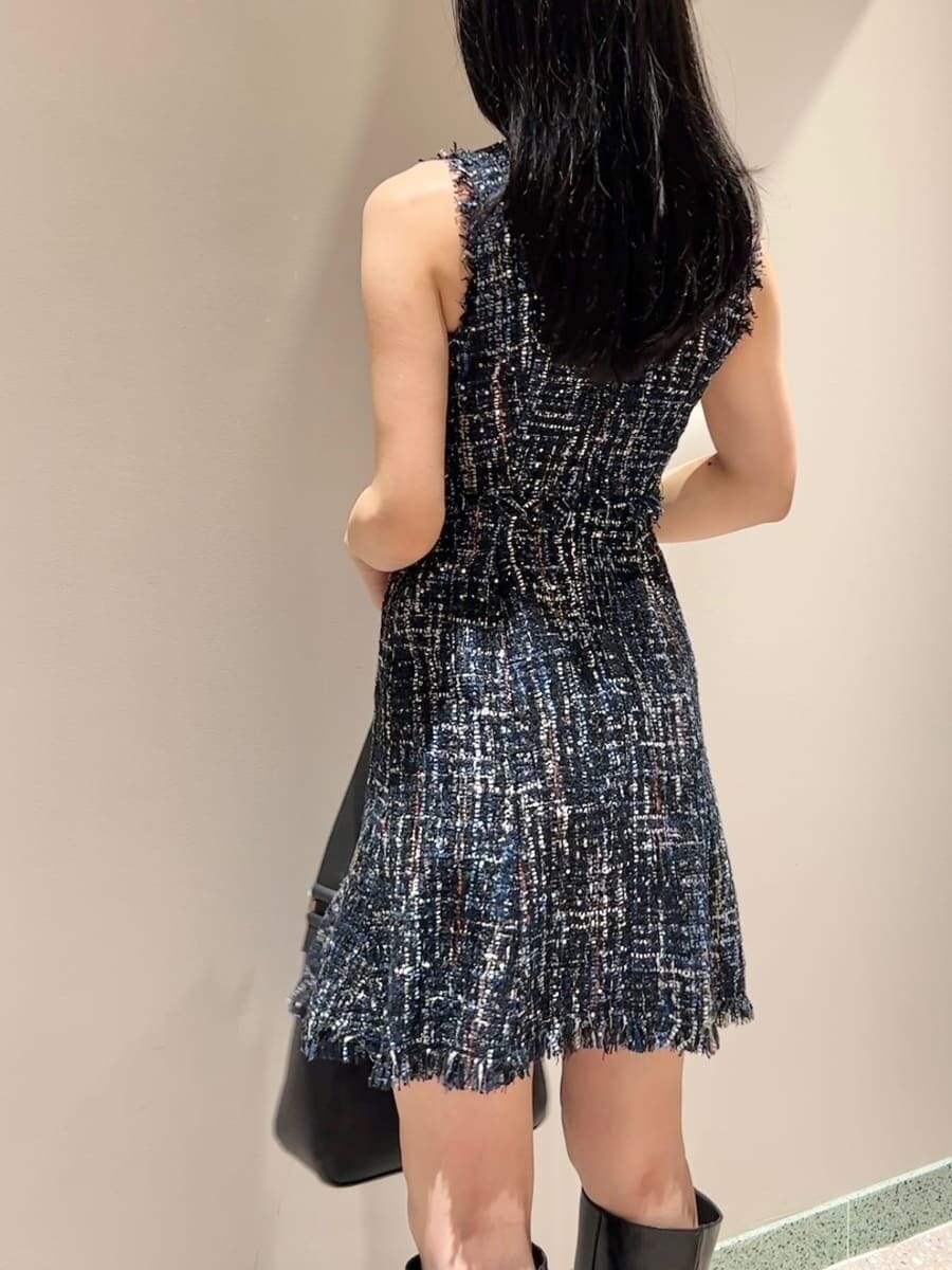 ブルー系のノーカラージャケット、ブルー系のワンピース、ブラック系のトートバッグを着用したレディースの秋コーディネートの5枚目の写真