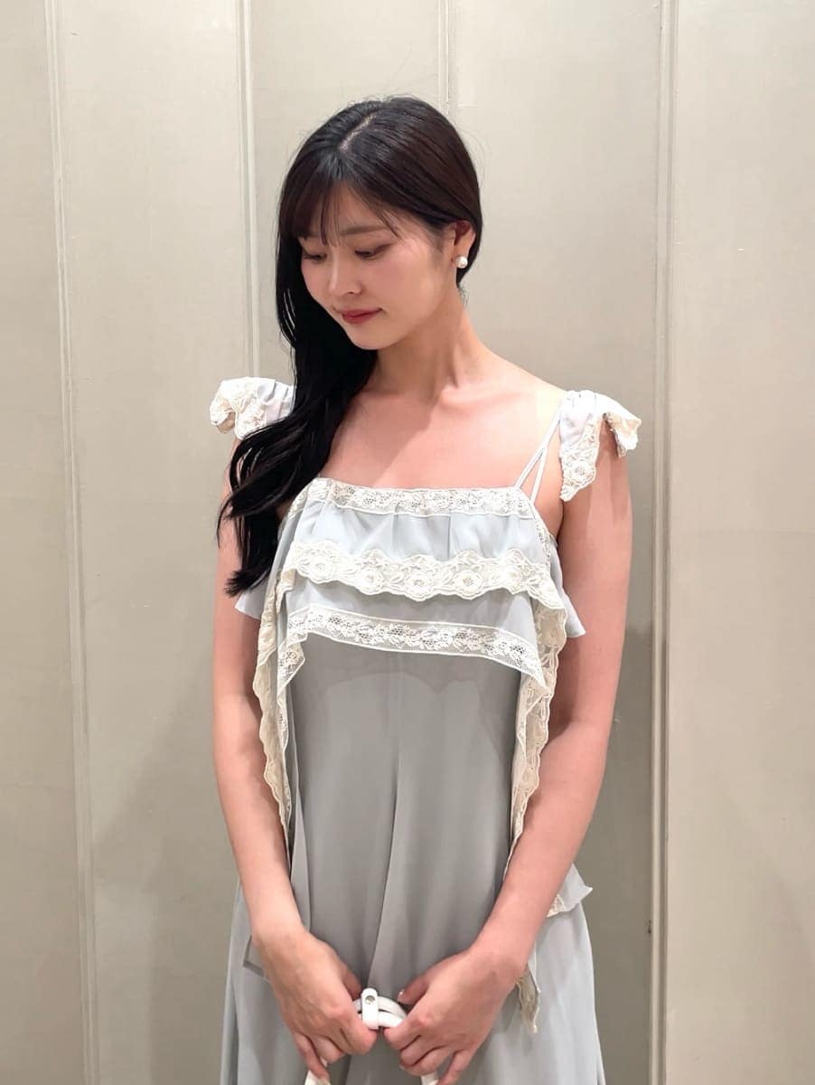 ブルー系のワンピース、その他のサンダル、ホワイト系のハンドバッグを着用したレディースの夏コーディネートの6枚目の写真