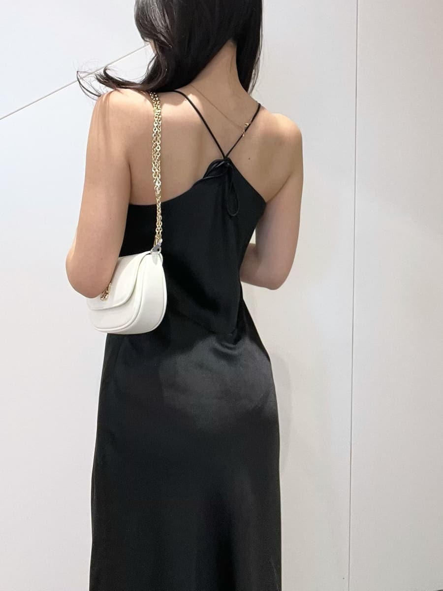 その他のパンプス、ホワイト系のショルダーバッグ、ブラック系のワンピースを着用したレディースの春コーディネートの5枚目の写真