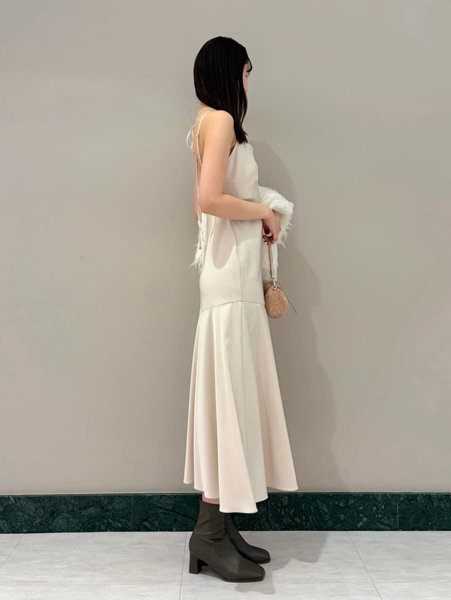 ホワイト系のワンピース、ホワイト系のカーディガン/ボレロ、その他のイヤリングを着用したレディースの冬コーディネートの5枚目の写真