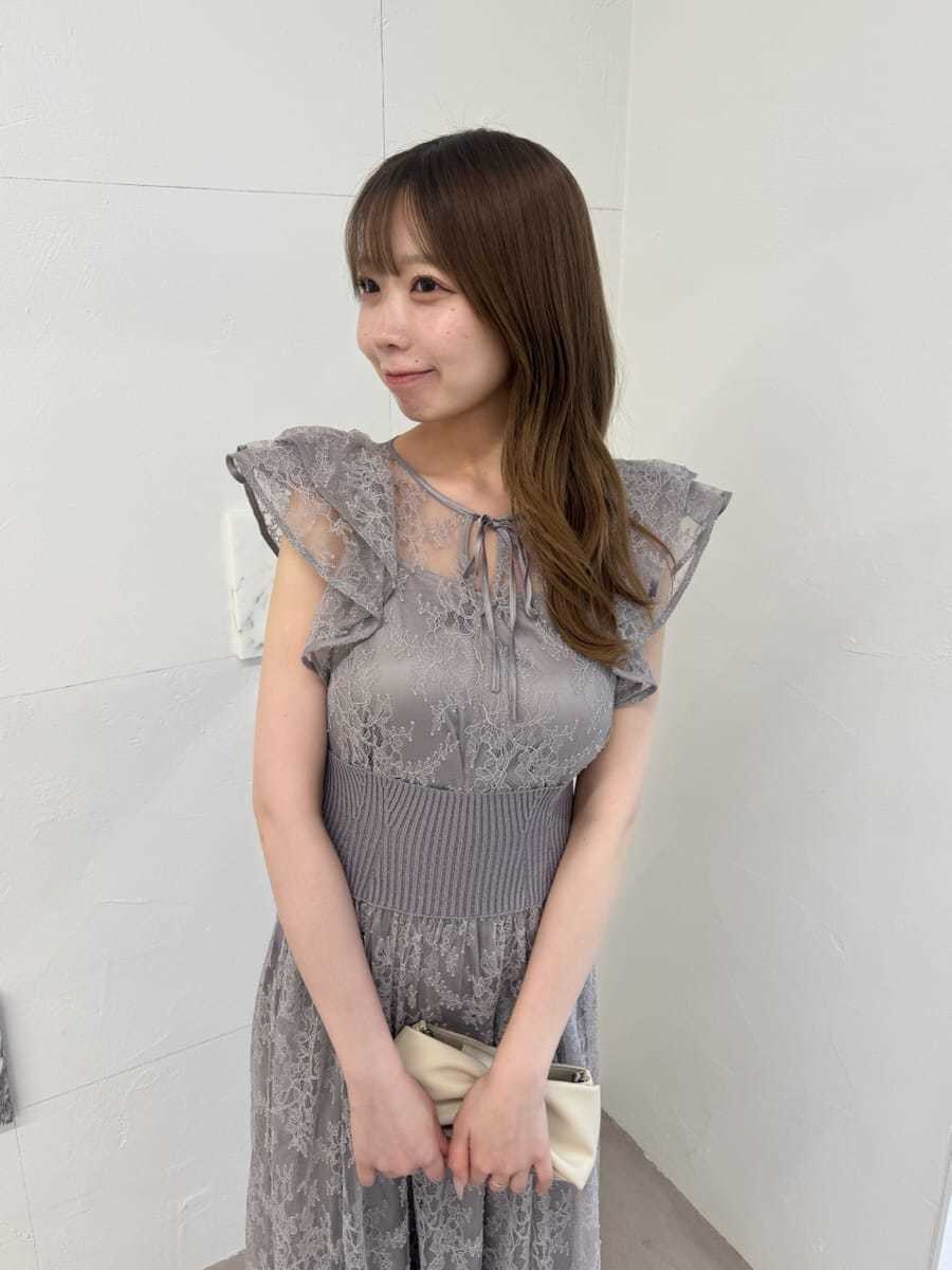 グレー系のドレスを着用したレディースの夏コーディネートの4枚目の写真