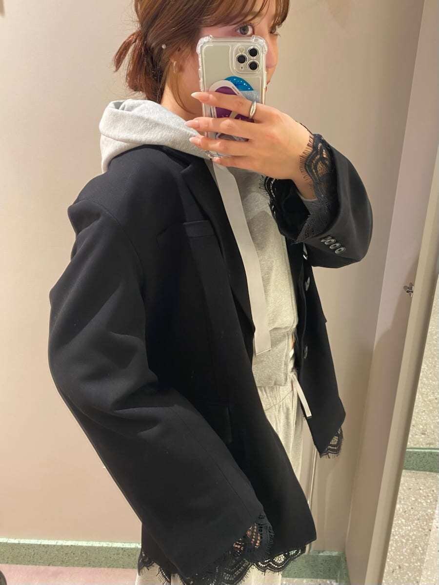 ブラック系のテーラードジャケット、グレー系のその他パンツ、グレー系のパーカーを着用したレディースの秋コーディネートの8枚目の写真
