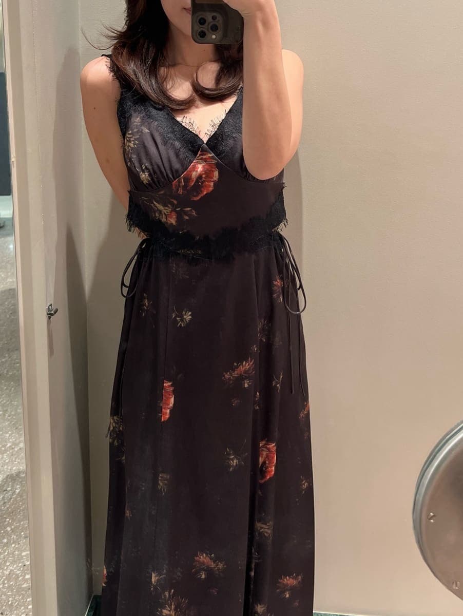 ブラック系のワンピース、ブラック系のパンプス、ブラック系のハンドバッグを着用したレディースの春コーディネートの6枚目の写真