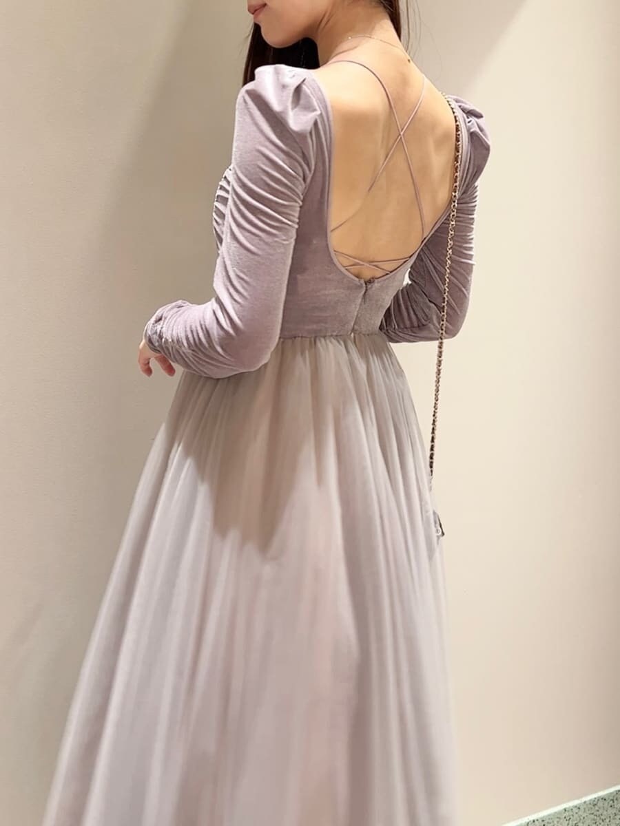 パープル系のワンピース、パープル系のショルダーバッグ、ブラック系のブーツを着用したレディースの夏コーディネートの6枚目の写真