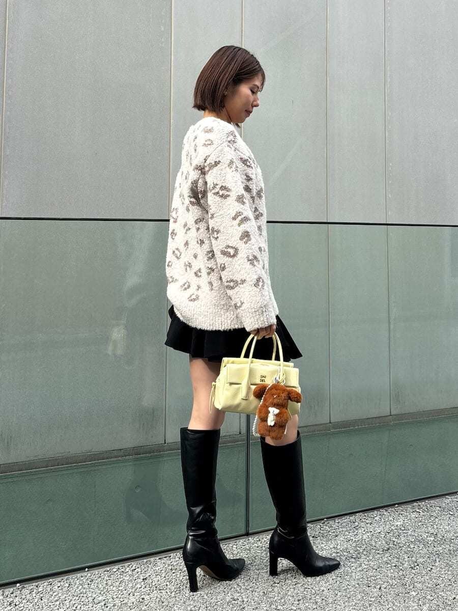 その他のカーディガン/ボレロ、ブラック系のその他パンツ、ブラック系のブーツを着用したレディースの秋コーディネートの3枚目の写真