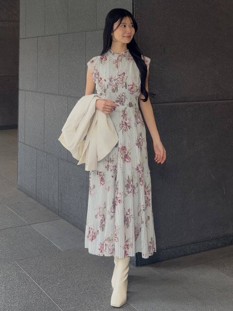 ホワイト系のテーラードジャケット、グリーン系のワンピース、ホワイト系のショルダーバッグを着用したレディースの春コーディネートの2枚目の写真