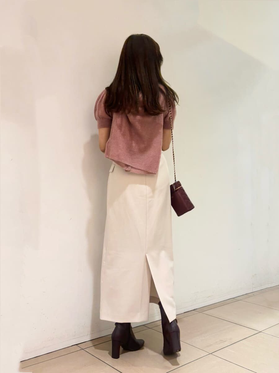 ピンク系のニット/セーター、ピンク系のニット/セーター、ホワイト系のスカートを着用したレディースの夏コーディネートの5枚目の写真