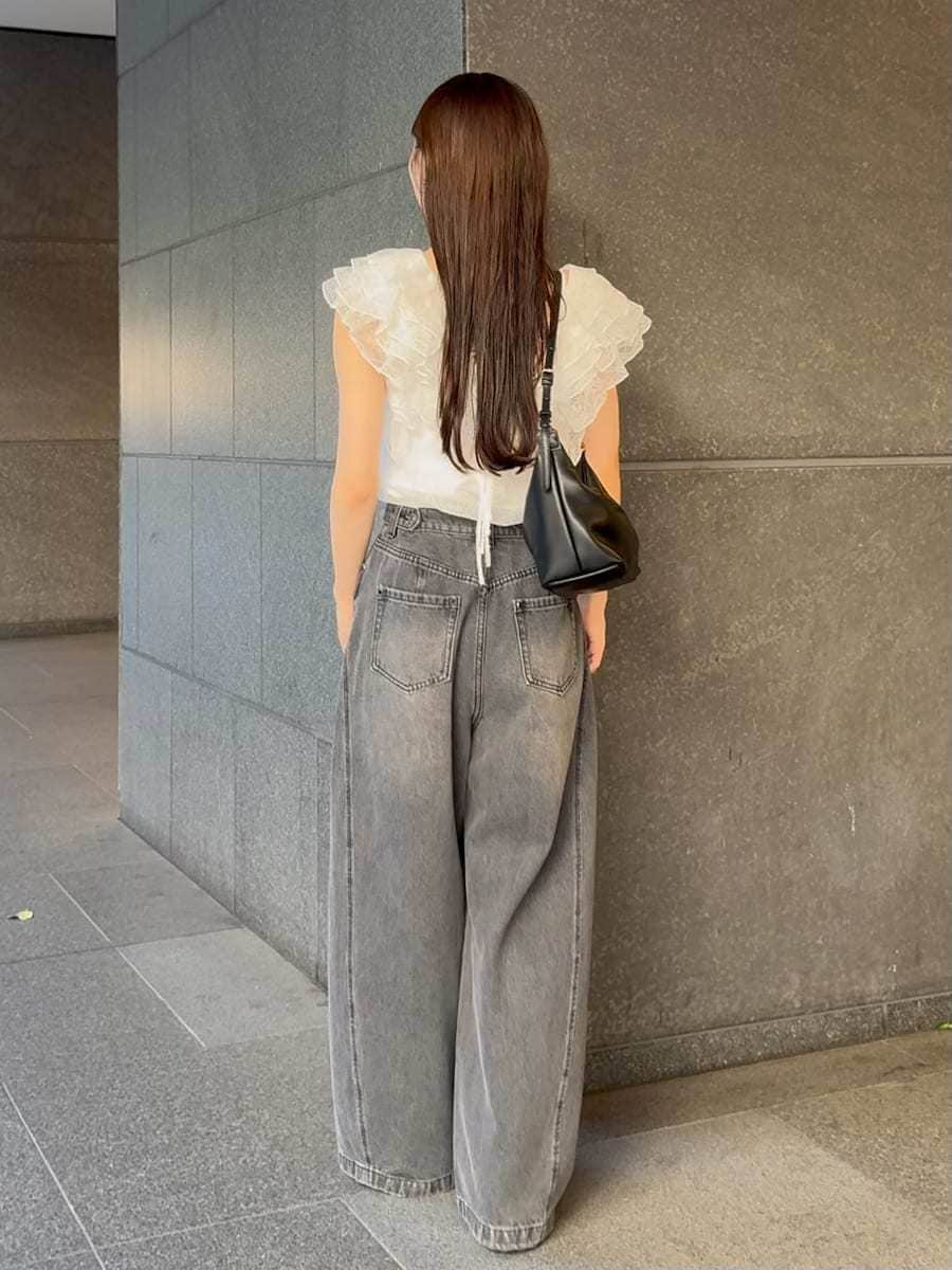 ブラック系のその他パンツ、ブラック系のショルダーバッグ、ホワイト系のシャツ/ブラウスを着用したレディースの夏コーディネートの3枚目の写真