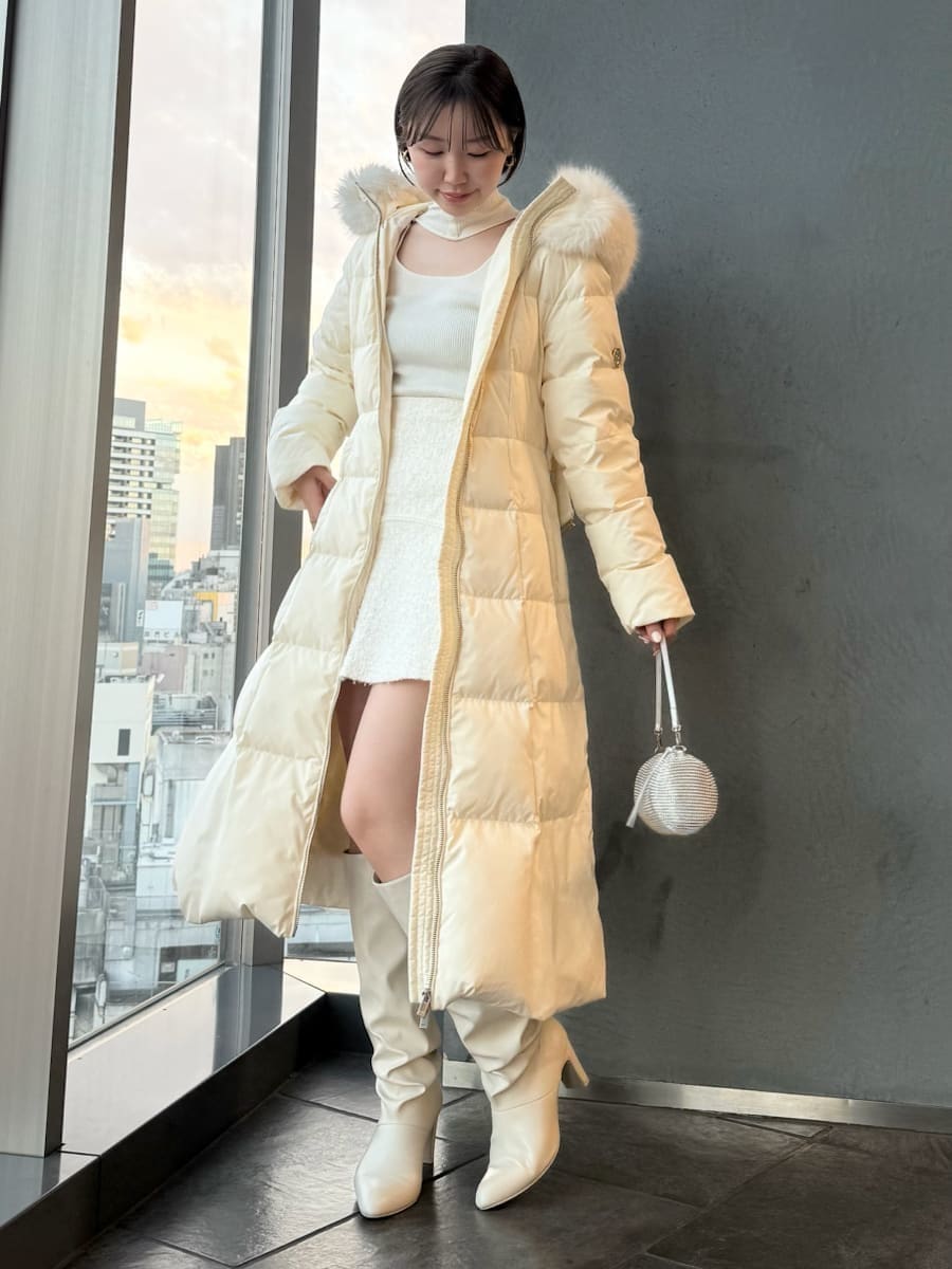 ホワイト系のダウンジャケット/コート、ホワイト系のニット/セーターを着用したレディースの冬コーディネートの2枚目の写真