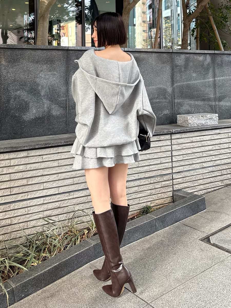 ブラウン系のブーツ、グレー系のパーカー、ブラック系のボストンバッグを着用したレディースの冬コーディネートの7枚目の写真