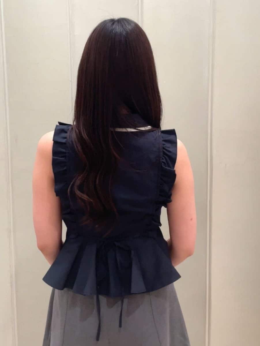 グレー系のその他パンツ、ブラック系のサンダル、ブラウン系のボストンバッグを着用したレディースの夏コーディネートの8枚目の写真