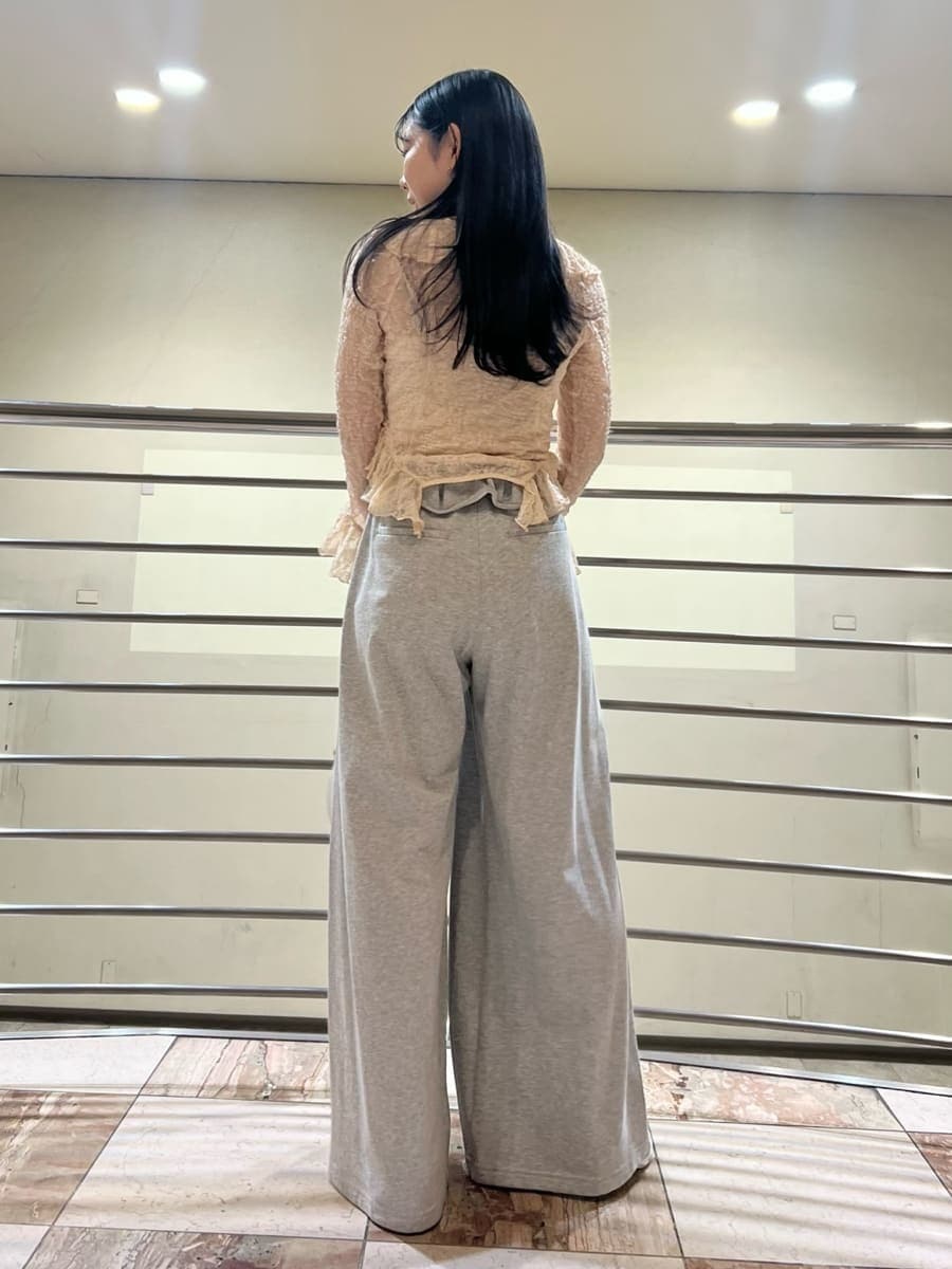 グレー系のその他パンツ、ピンク系のTシャツ/カットソー、その他のパンプスを着用したレディースの冬コーディネートの3枚目の写真