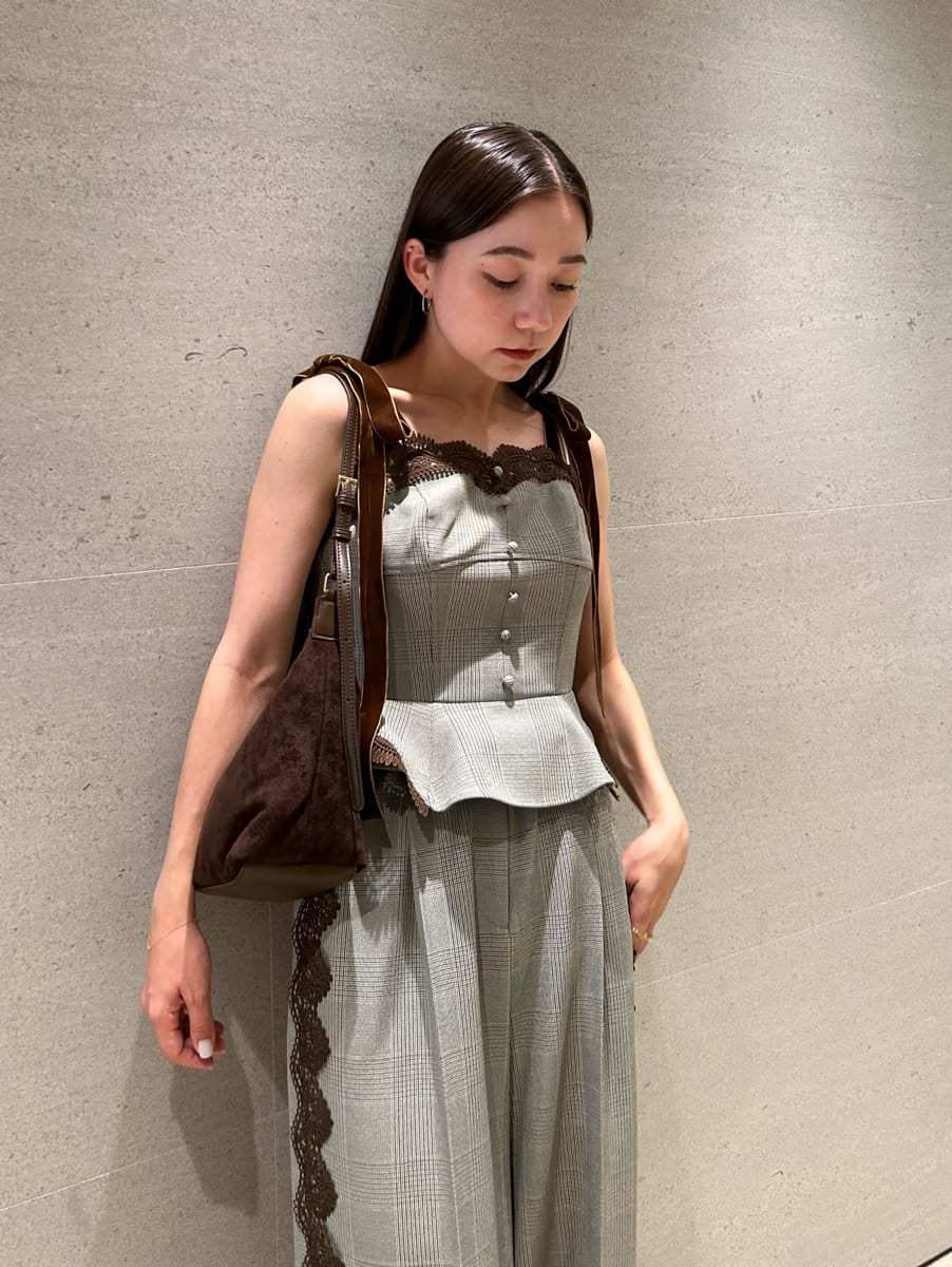 その他のその他パンツ、その他のその他トップス、ブラウン系のサンダルを着用したレディースの夏コーディネートの4枚目の写真