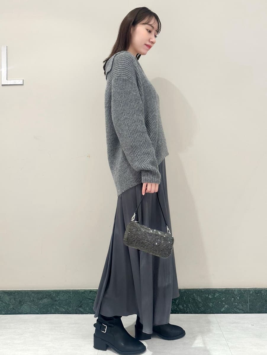 グレー系のワンピースを着用したレディースの冬コーディネートの3枚目の写真