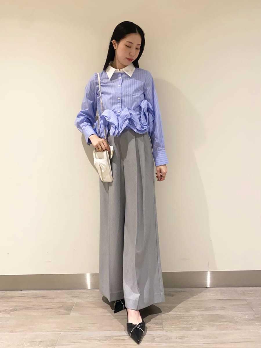 グレー系のその他パンツ、その他のシャツ/ブラウス、ブラック系のパンプスを着用したレディースの冬コーディネートの4枚目の写真