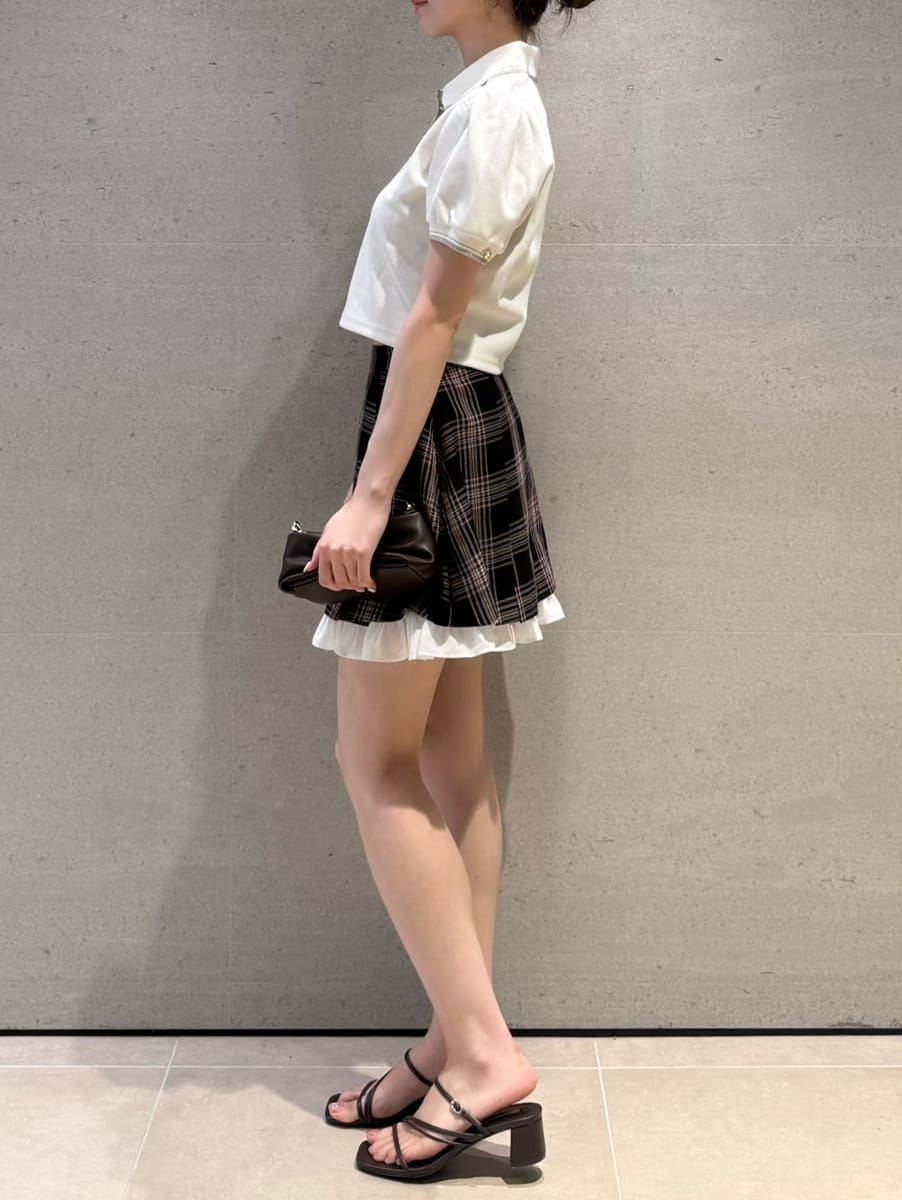 その他のその他パンツ、ホワイト系のポロシャツ、ブラウン系のサンダルを着用したレディースの春コーディネートの2枚目の写真