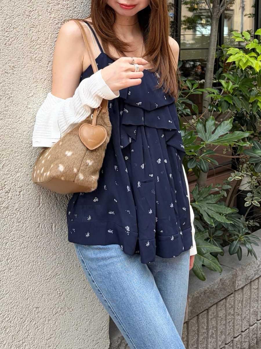 ブルー系のカーディガン/ボレロ、その他のショルダーバッグ、ブルー系のデニムパンツを着用したレディースの夏コーディネートの4枚目の写真