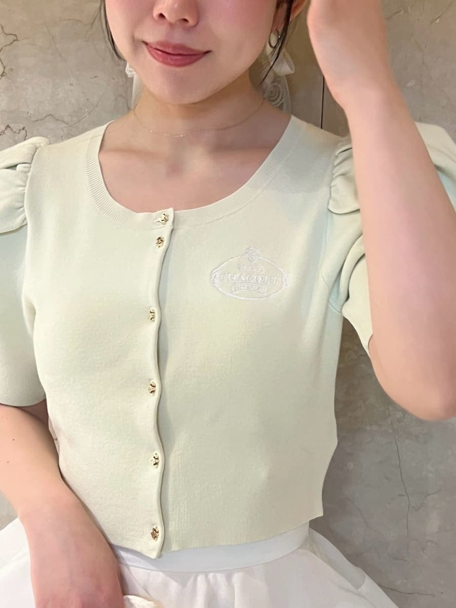 ホワイト系のスカート、イエロー系のカーディガン/ボレロ、ブラウン系のパンプスを着用したレディースの春コーディネートの7枚目の写真