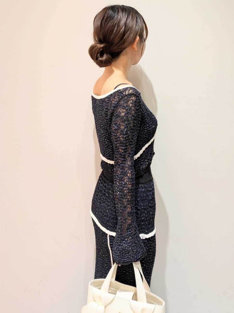 ブルー系のスカート、ブルー系のニット/セーター、その他のパンプスを着用したレディースの春コーディネートの3枚目の写真