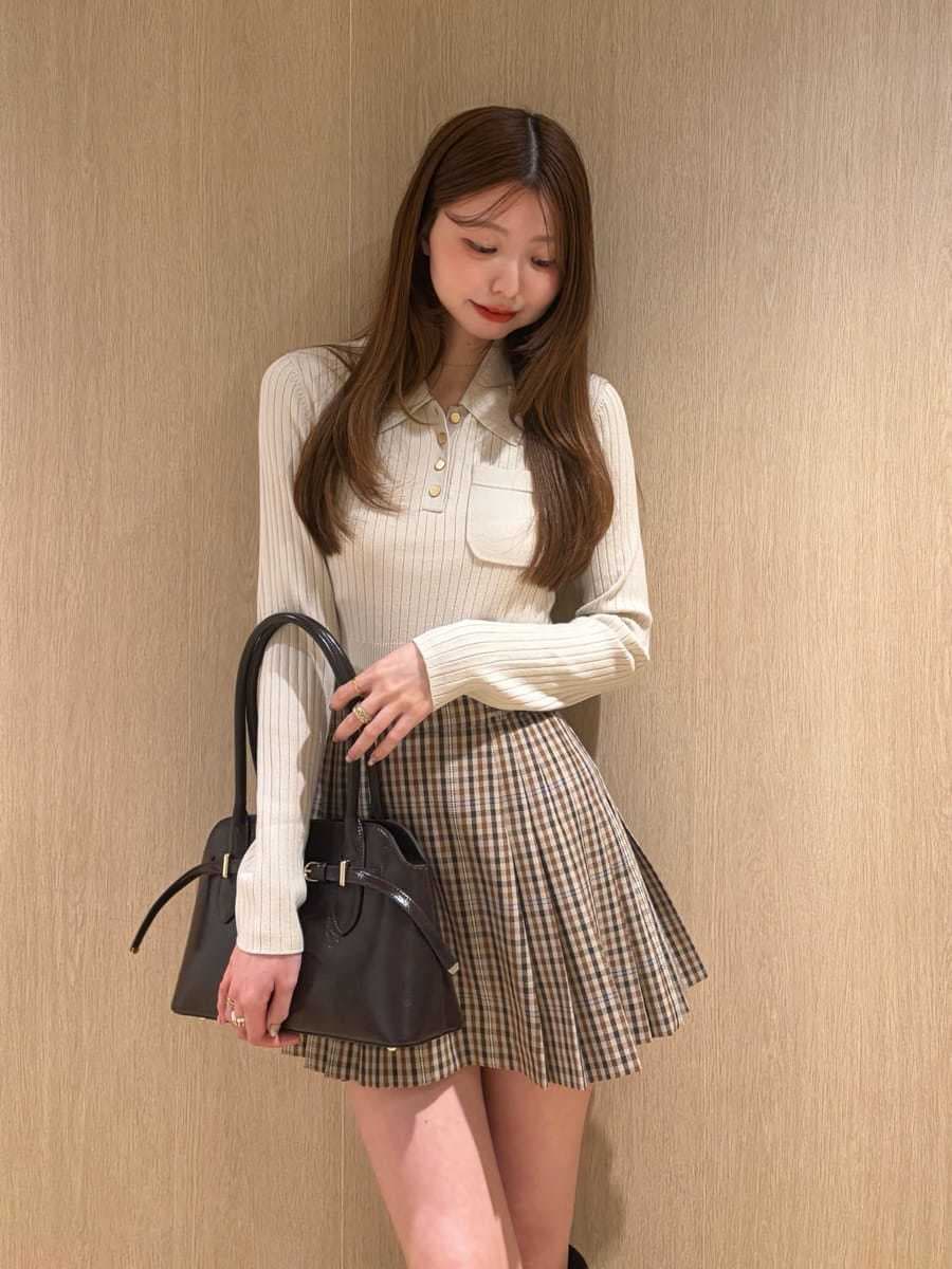 ベージュ系のその他パンツ、ベージュ系のポロシャツ、ブラウン系のブーツを着用したレディースの秋コーディネートの2枚目の写真