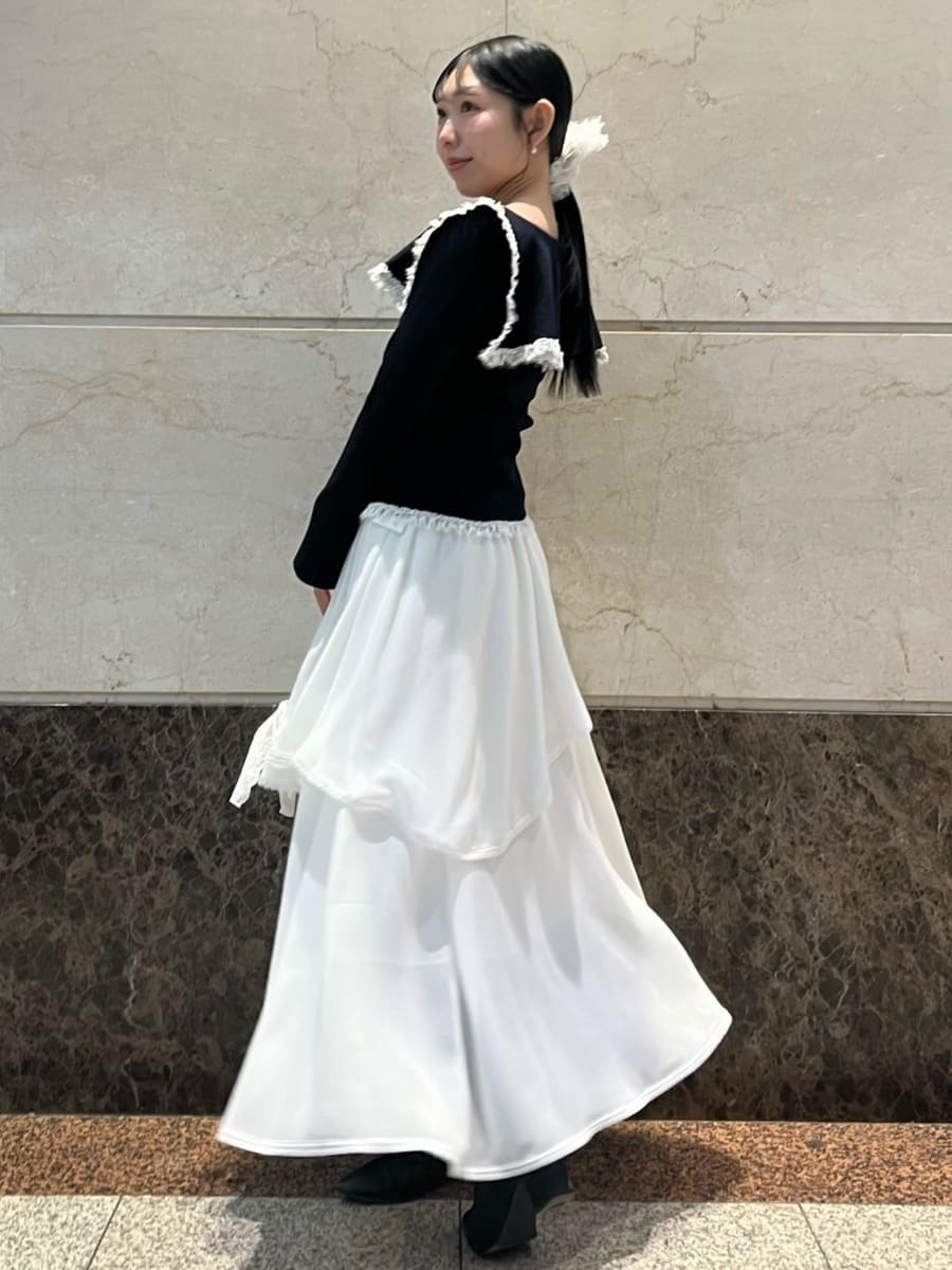 ホワイト系のスカート、ブルー系のニット/セーター、その他のピアス（両耳用）を着用したレディースの冬コーディネートの2枚目の写真