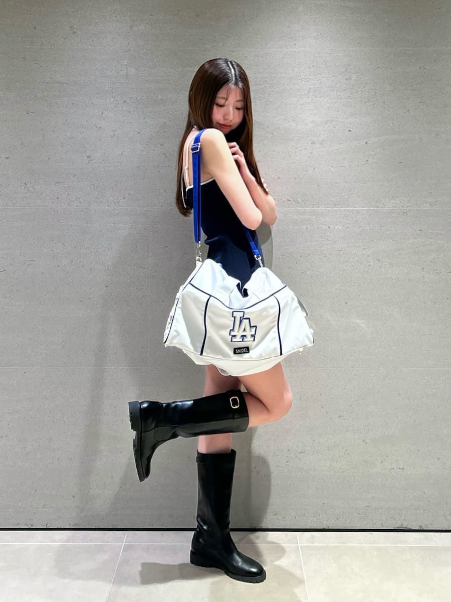 ブルー系のワンピース、ブルー系のシャツ/ブラウス、シルバー系のキーケース/キーアクセサリーを着用したレディースの春コーディネートの6枚目の写真