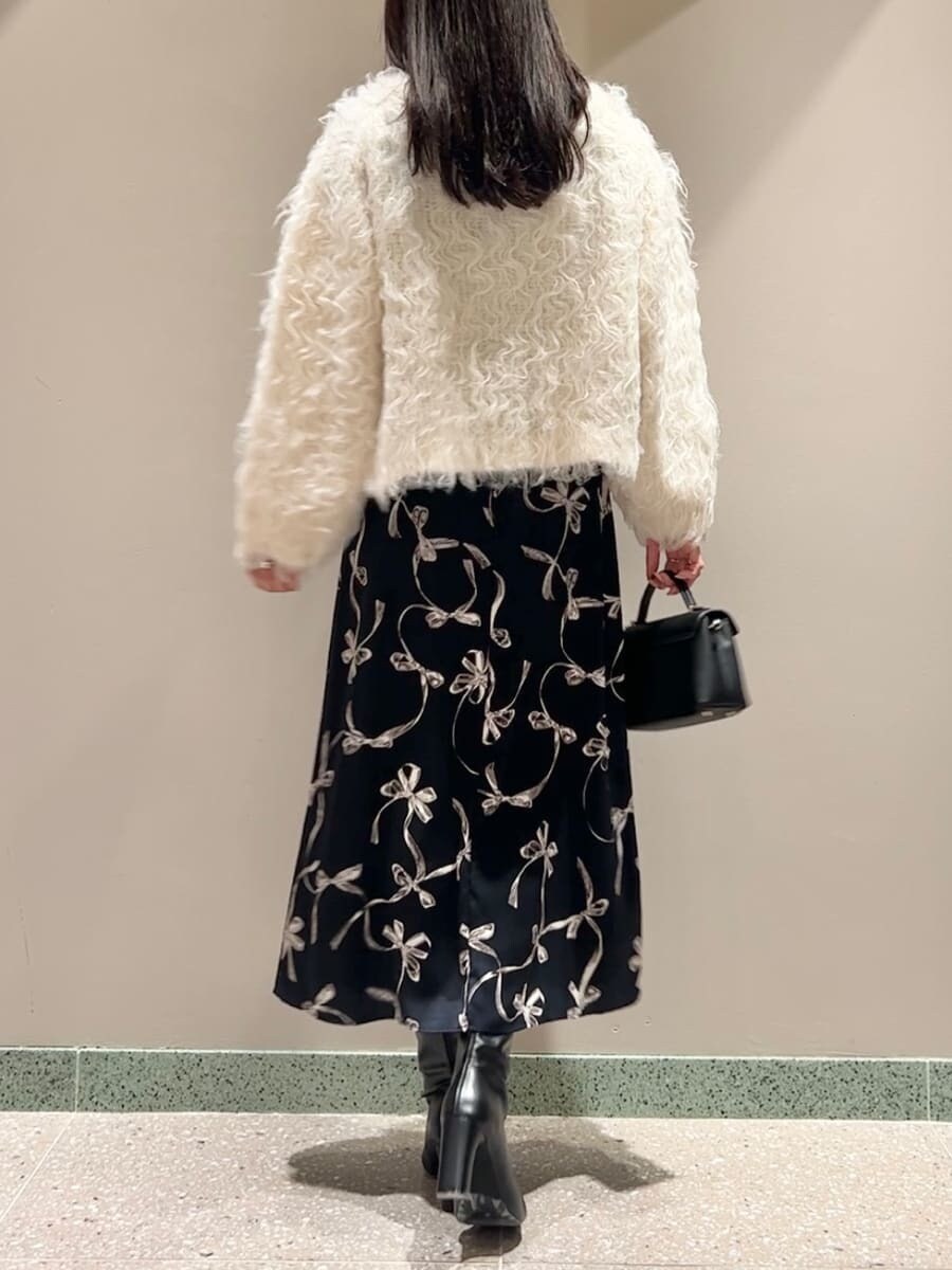 ホワイト系のカーディガン/ボレロ、ブルー系のワンピースを着用したレディースの秋コーディネートの2枚目の写真