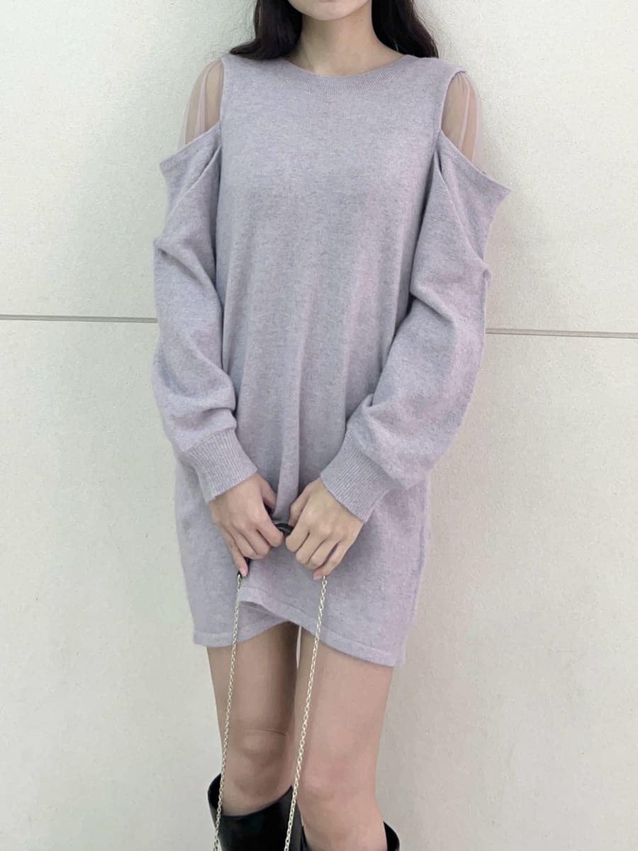 ブラック系のブーツ、パープル系のワンピース、ブラウン系のハンドバッグを着用したレディースの冬コーディネートの5枚目の写真