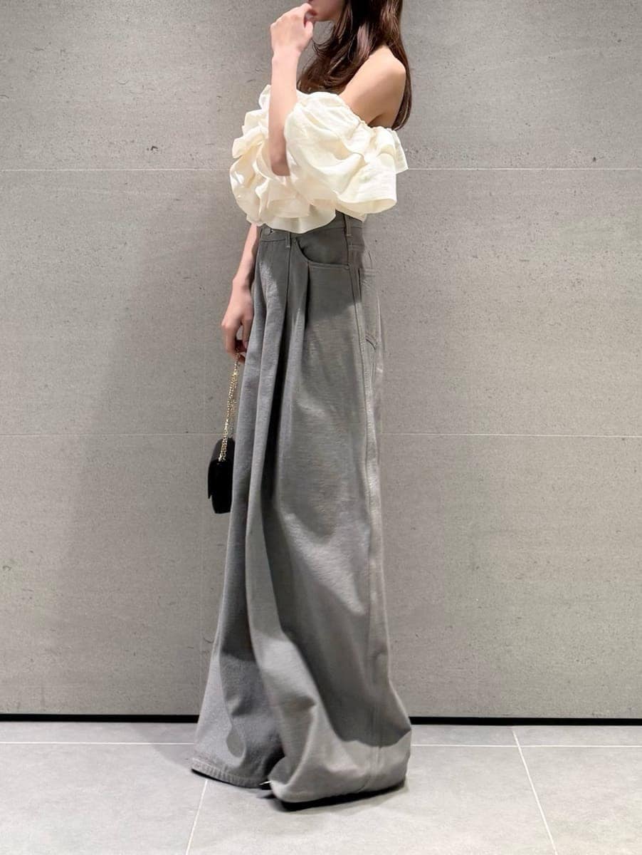 グレー系のデニムパンツ、ホワイト系のシャツ/ブラウス、ブラック系のパンプスを着用したレディースの春コーディネートの3枚目の写真