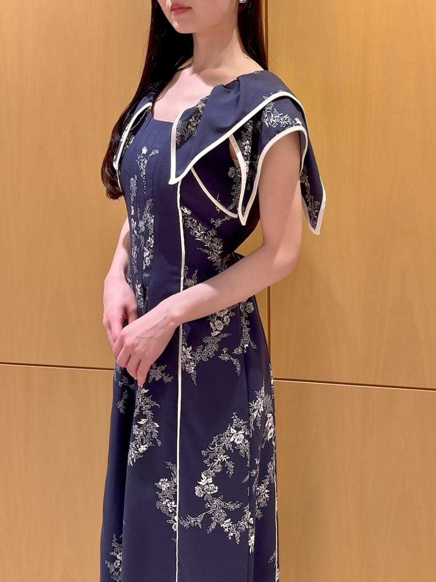 ブルー系のワンピース、ホワイト系のサンダル、ホワイト系のショルダーバッグを着用したレディースの春コーディネートの5枚目の写真