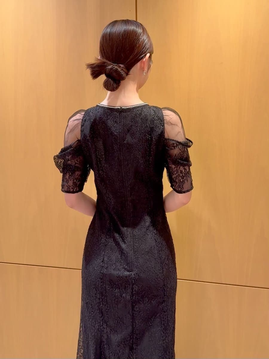 グレー系のチェスターコートを着用したレディースの冬コーディネートの8枚目の写真