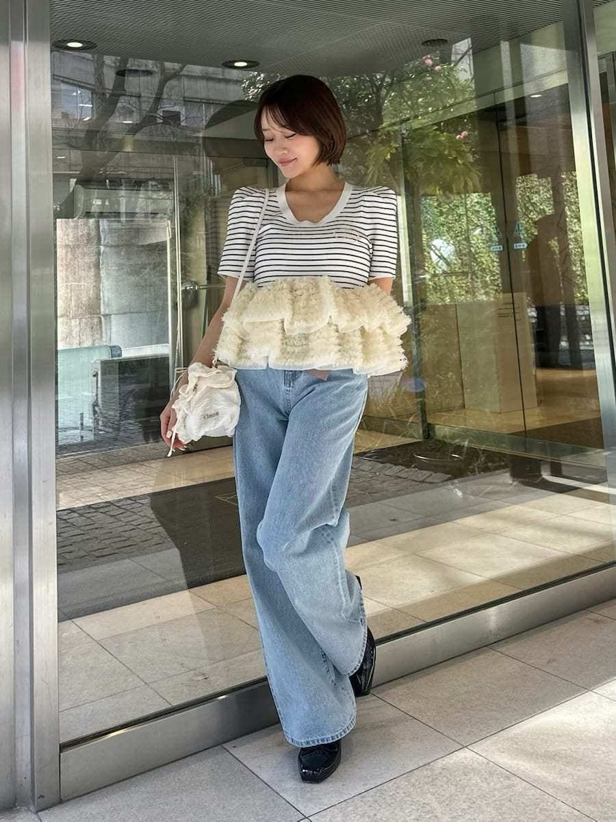 ブルー系のデニムパンツ、その他のニット/セーター、ブラック系のパンプスを着用したレディースの春コーディネートの5枚目の写真