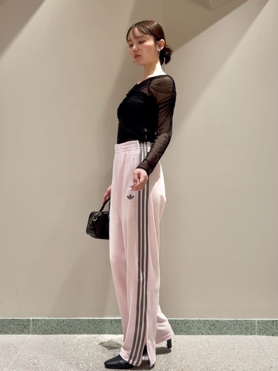 ブラック系のTシャツ/カットソー、ブラック系のブーツ、ブラック系のボストンバッグを着用したレディースの秋コーディネートの2枚目の写真