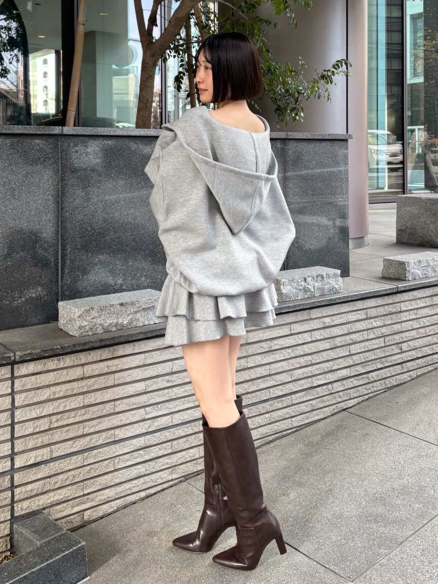 ブラウン系のブーツ、グレー系のパーカー、ブラック系のボストンバッグを着用したレディースの冬コーディネートの5枚目の写真