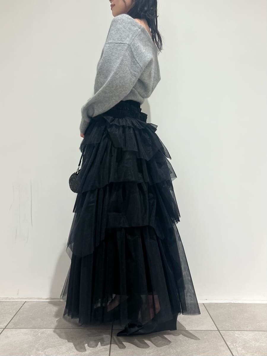 グレー系のカーディガン/ボレロを着用したレディースの冬コーディネートの2枚目の写真