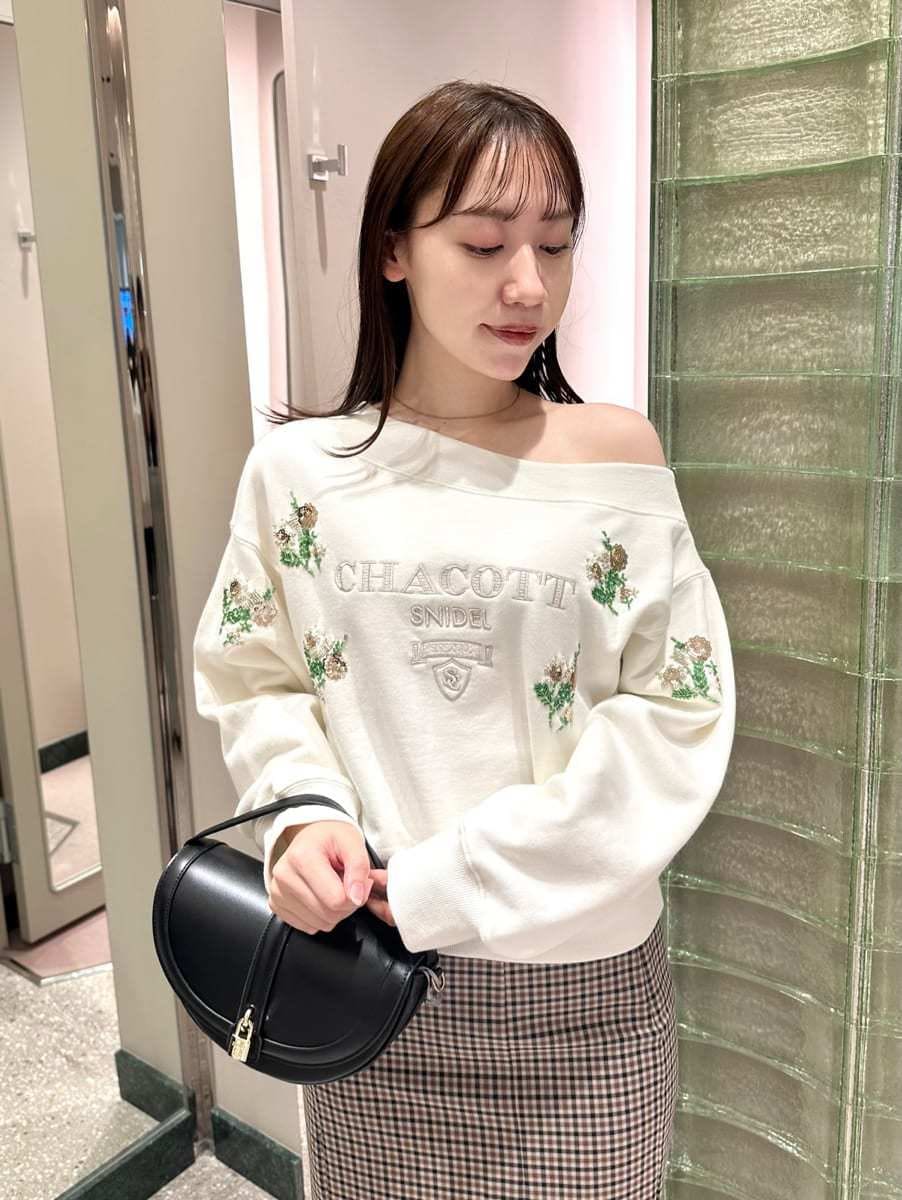 ホワイト系のスウェット、その他のスカート、ブラック系のローファーを着用したレディースの秋コーディネートの2枚目の写真