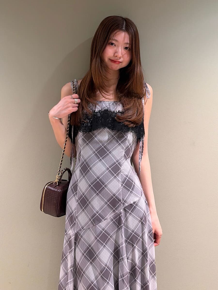 グレー系のワンピース、レッド系のショルダーバッグを着用したレディースの夏コーディネートの6枚目の写真