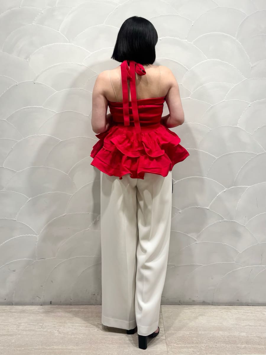 ブラック系のサンダル、ホワイト系のその他パンツ、レッド系のニット/セーターを着用したレディースの春コーディネートの7枚目の写真
