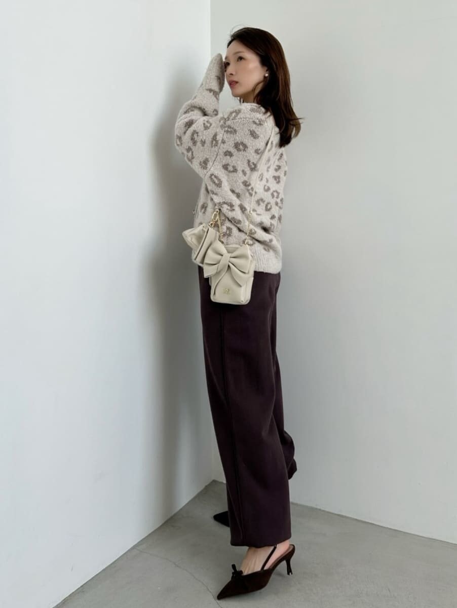 その他のカーディガン/ボレロ、ブラウン系のその他パンツ、ホワイト系のショルダーバッグを着用したレディースの秋コーディネートの4枚目の写真