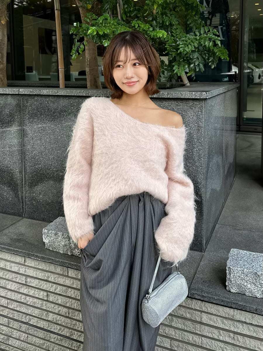 ピンク系のニット/セーター、グレー系のその他パンツを着用したレディースの冬コーディネートの4枚目の写真