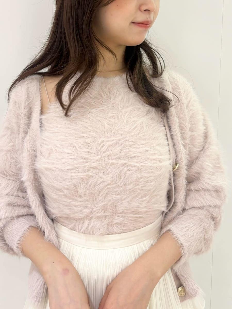 ブラウン系のブーツ、パープル系のショルダーバッグ、ホワイト系のスカートを着用したレディースの秋コーディネートの6枚目の写真