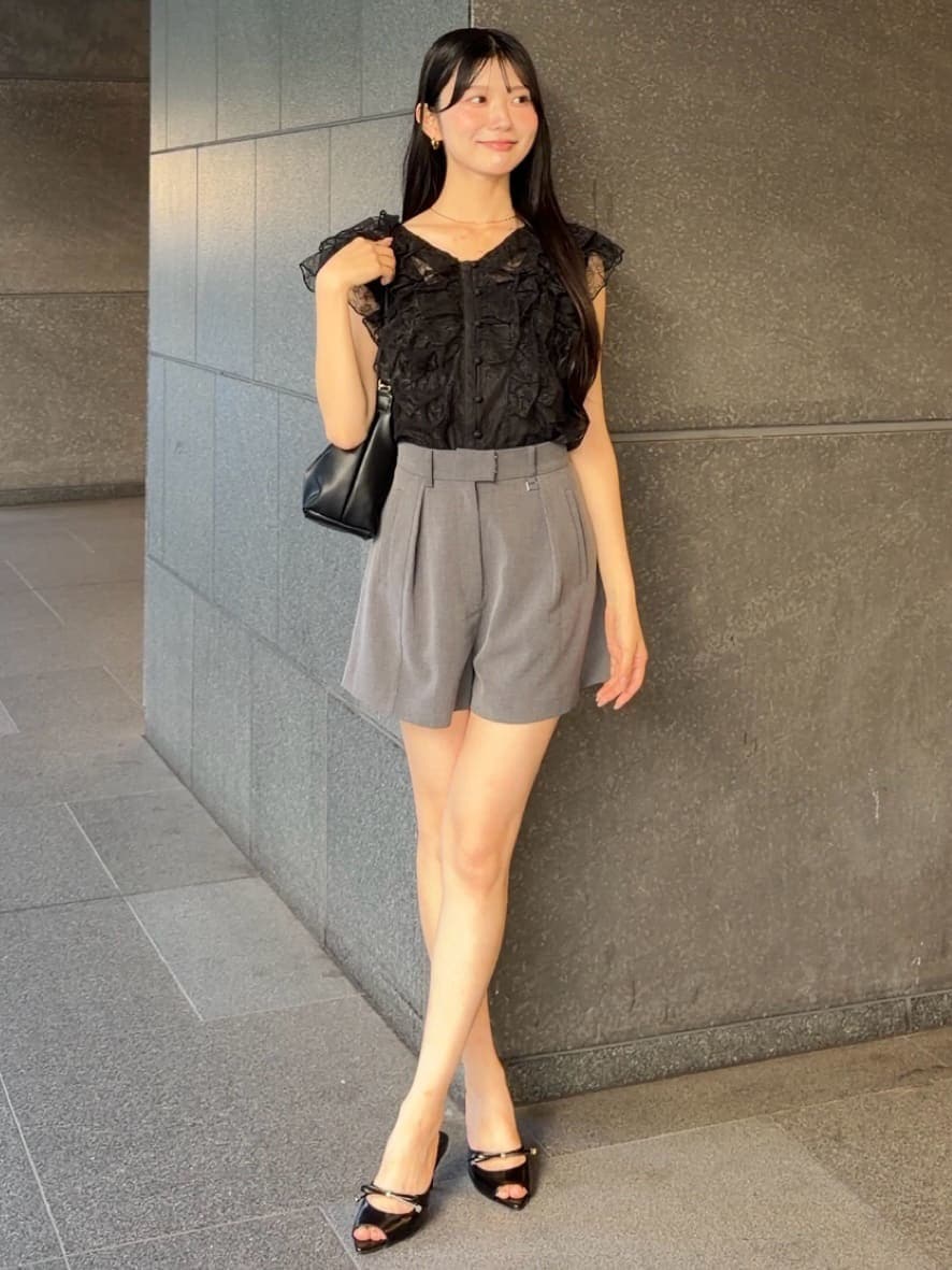 グレー系のその他パンツ、ブラック系のサンダル、ブラック系のシャツ/ブラウスを着用したレディースの夏コーディネートの3枚目の写真