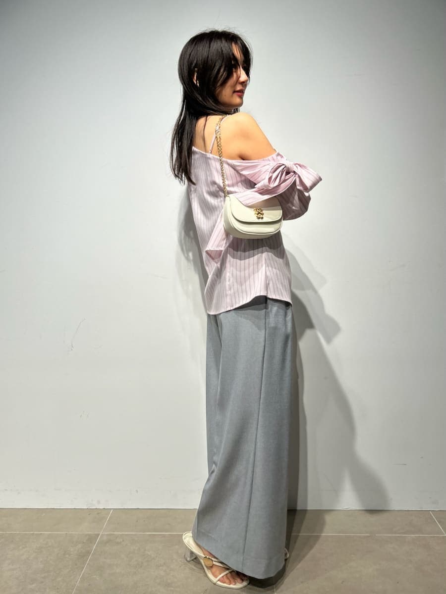 グレー系のその他パンツ、ホワイト系のショルダーバッグを着用したレディースの冬コーディネートの6枚目の写真