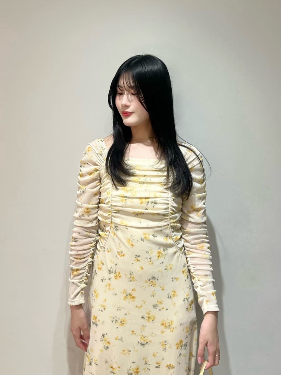 ブラウン系のブーツ、ブルー系のブルゾン、イエロー系のワンピースを着用したレディースの冬コーディネートの7枚目の写真