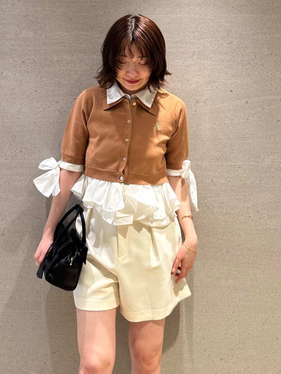 ホワイト系のその他パンツ、イエロー系のニット/セーターを着用したレディースの夏コーディネートの5枚目の写真