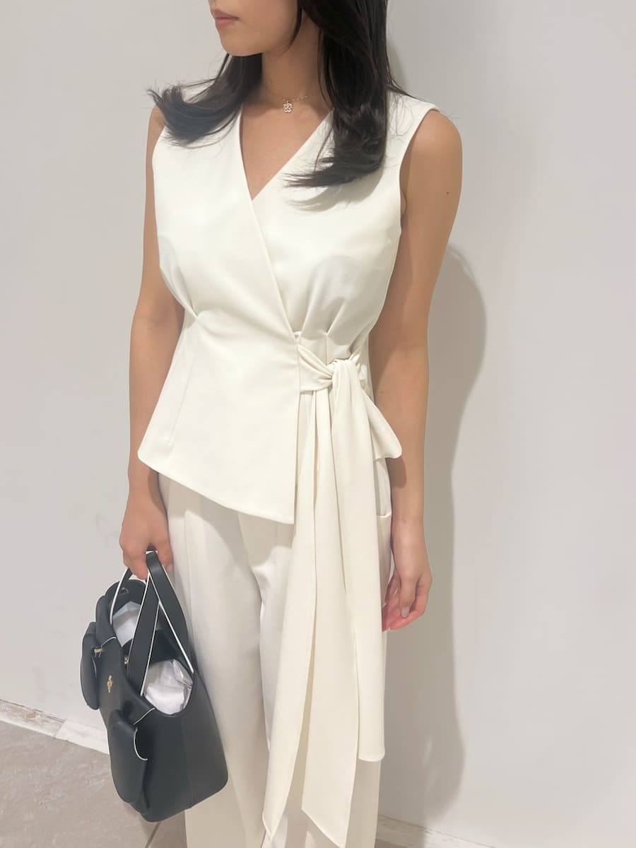 ホワイト系のテーラードジャケット、ホワイト系のスラックス、その他のパンプスを着用したレディースの冬コーディネートの8枚目の写真