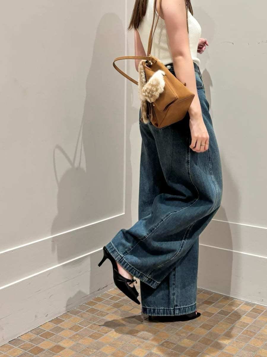 ブルー系のデニムパンツ、ホワイト系のニット/セーター、ブラック系のサンダルを着用したレディースの夏コーディネートの4枚目の写真