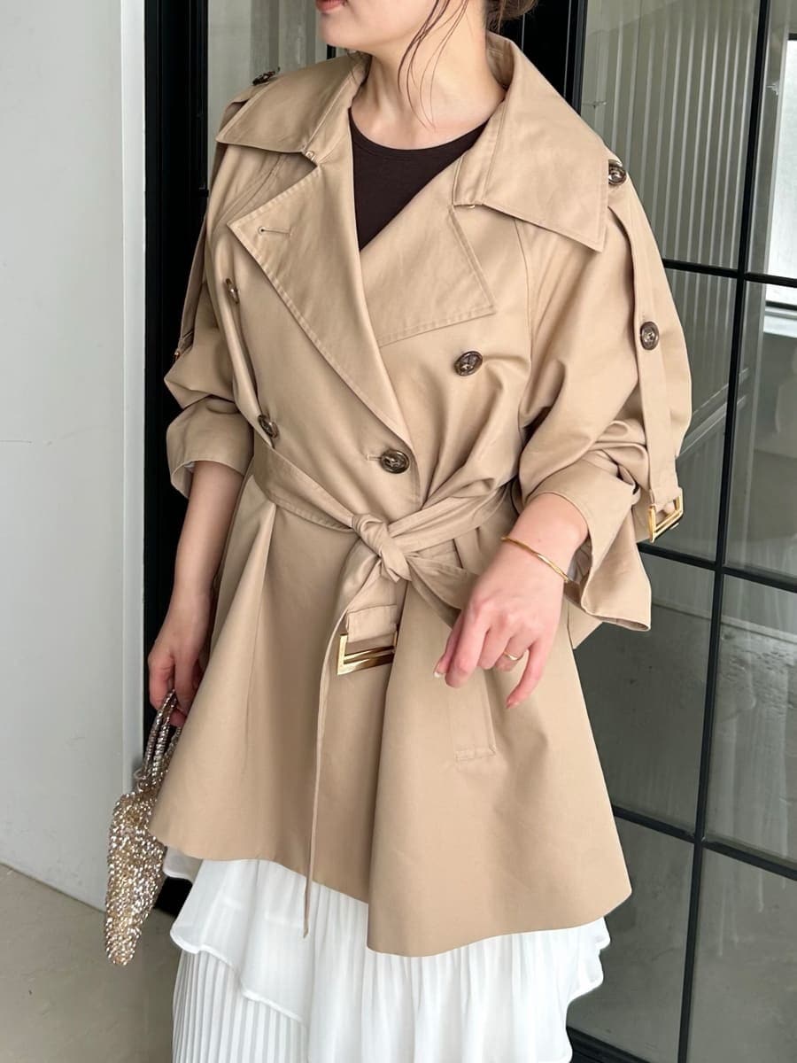 ホワイト系のスカートを着用したレディースの冬コーディネートの5枚目の写真