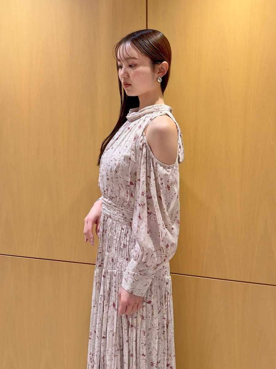 ピンク系のワンピース、ホワイト系のカーディガン/ボレロ、ホワイト系のボストンバッグを着用したレディースの冬コーディネートの6枚目の写真