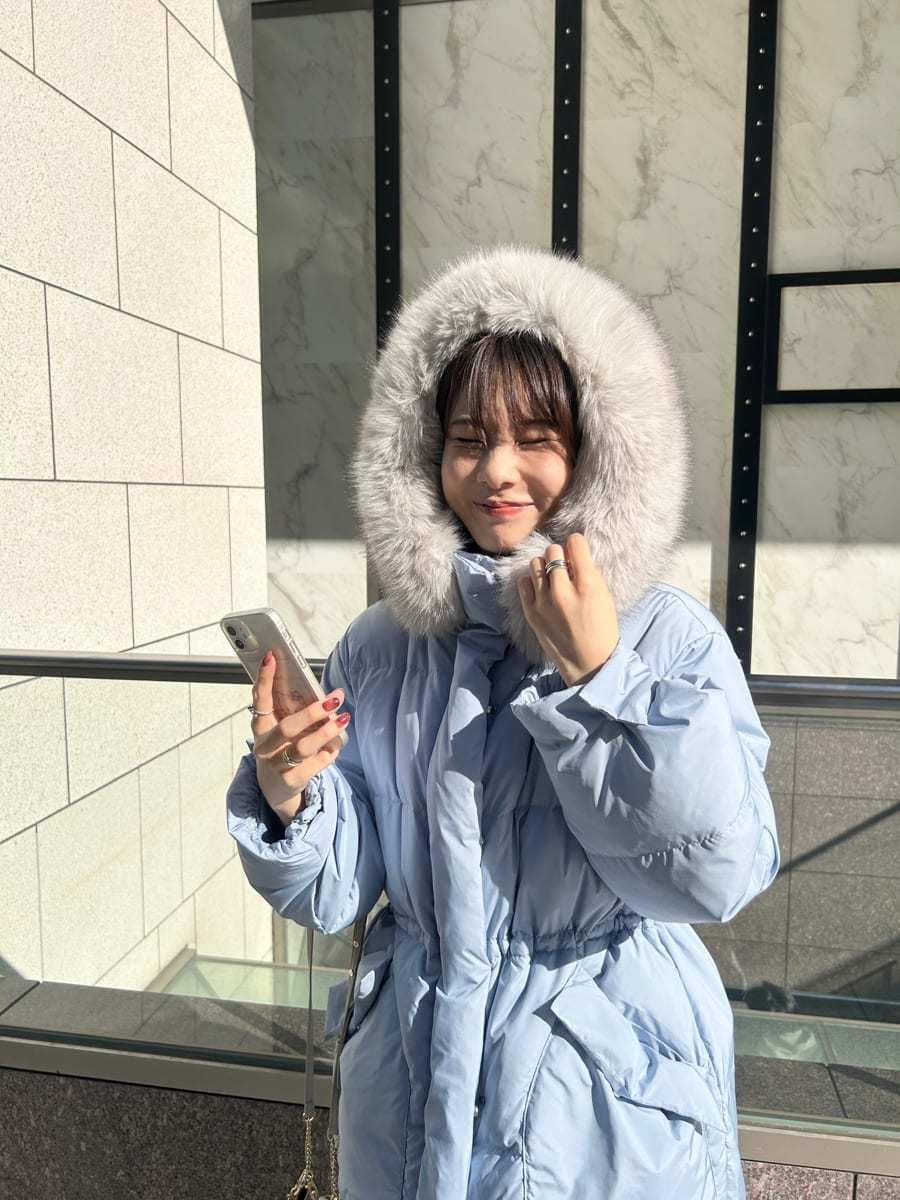 ブラック系のブーツ、グレー系のニット/セーター、ブルー系のダウンジャケット/コートを着用したレディースの秋コーディネートの7枚目の写真